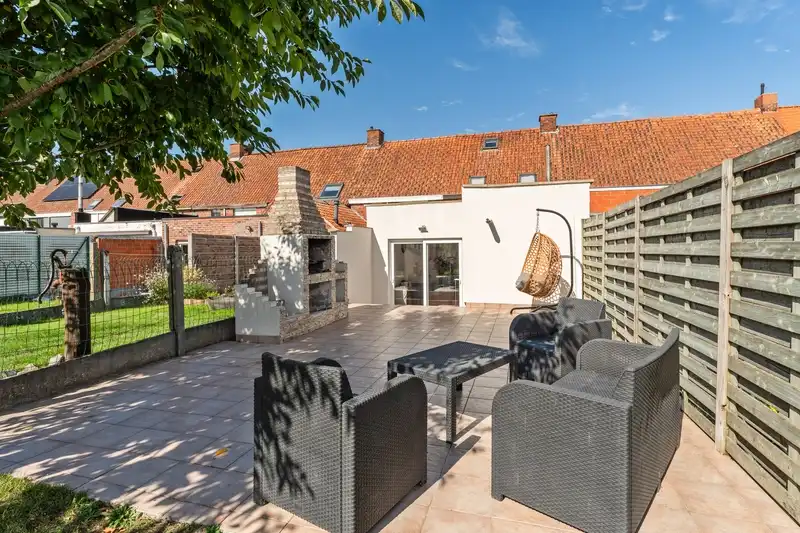 Centrum Roeselare - Instapklare woning met 3 slaapkamers, veranda en gezellige tuin. foto {{pictureIndex}}