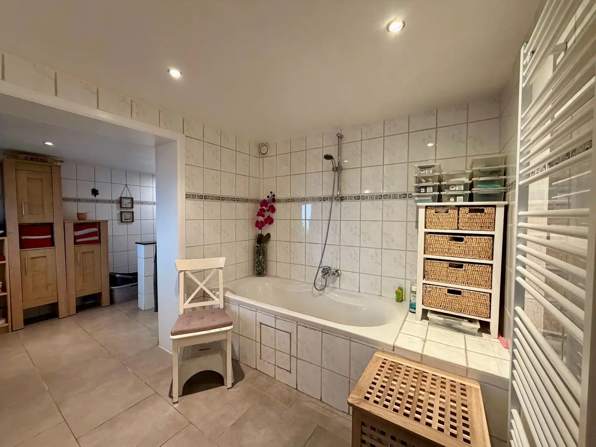 Charmante gezinswoning met 3 slaapkamers, afgewerkte zolder, garage en een unieke ligging. foto 12