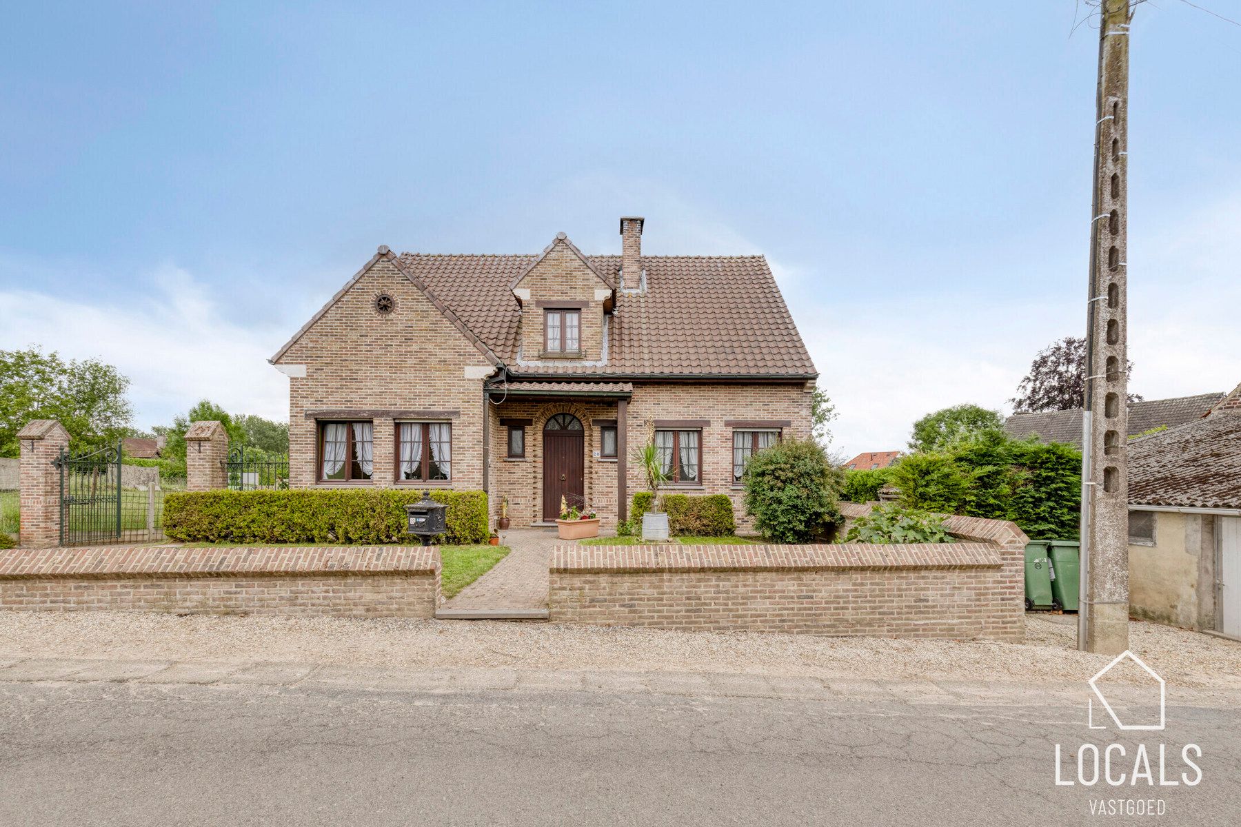 Zeer goed onderhouden ruime open bebouwing te Kerksken foto {{pictureIndex}}