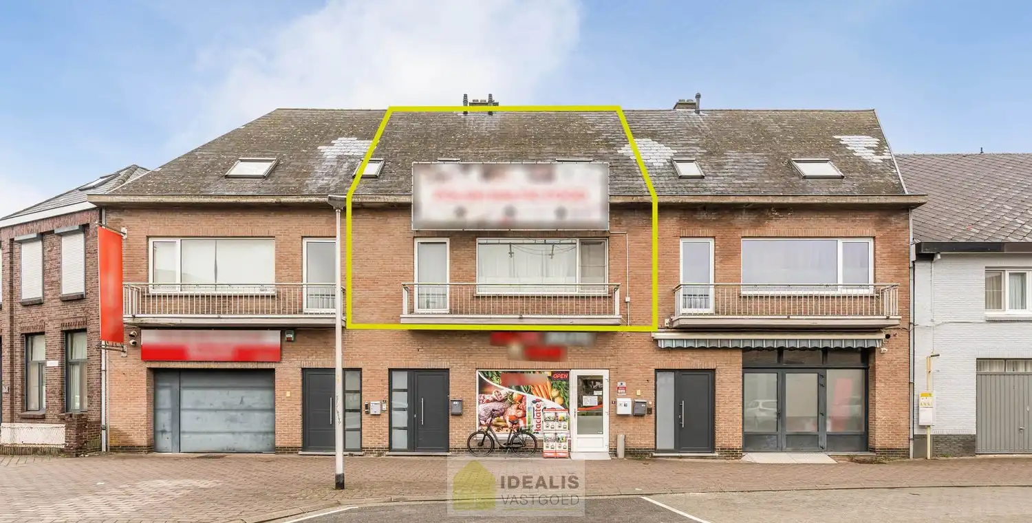 OP TE FRISSEN RUIM DUPLEX APPARTEMENT PAL IN  HET CENTRUM VAN HAMONT! Dit uiterst ruime appartement omvat maar liefst ca.142m² bewoonbare oppervlakte en is voorzien van een ruime woonkamer met aansluitend keuken, 3 aangename slaapkamers, volledig vernieuwde badkamer en terras!! Zeer geschikt voor kandidaten op zoek naar een zeer ruim appartement pal in het stadscentrum van Hamont (Hamont-Achel)! foto 3