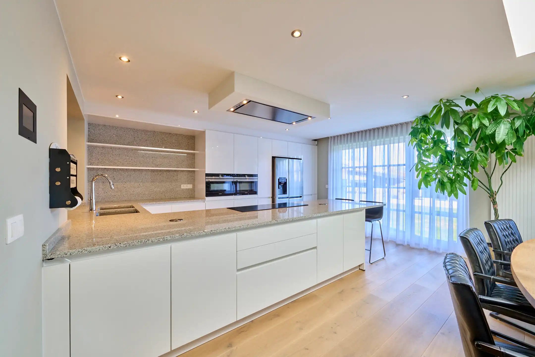 ZEER RUIME INSTAPKLARE WONING MET HOOGWAARDIGE AFWERKING foto 4