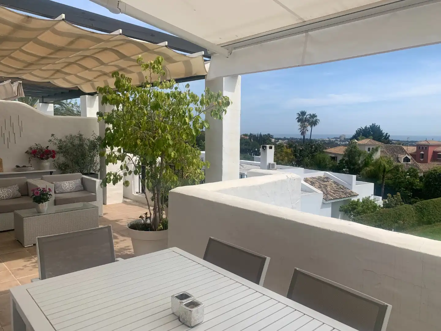 Gezellige duplex met zicht over de Nueva Andalucia vallei naar de Middellandse zee. foto {{pictureIndex}}