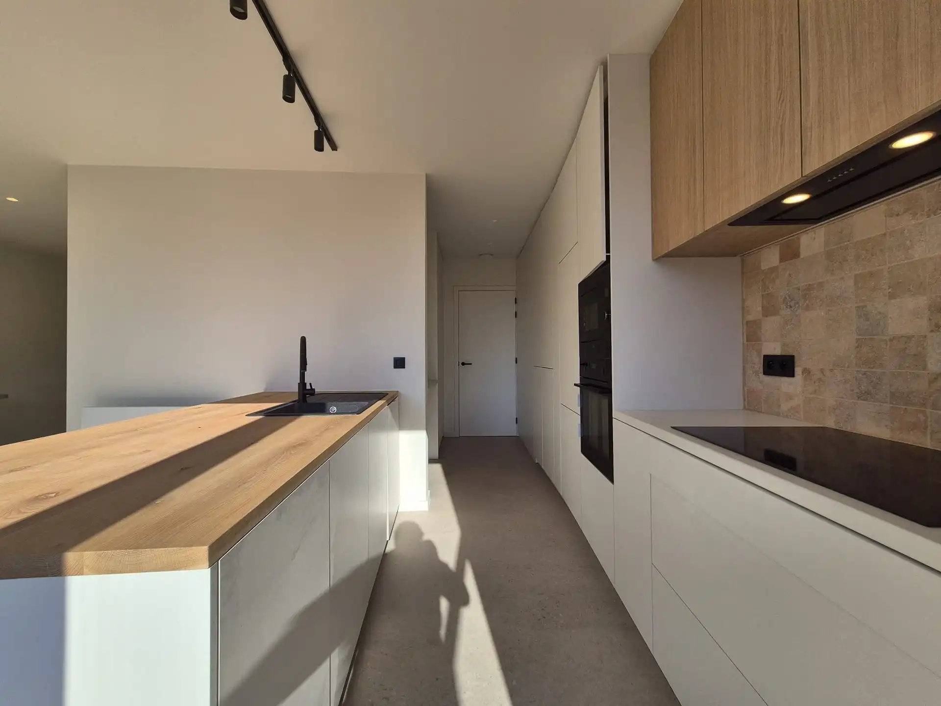 Ruime en luxueus afgewerkte duplex met 4 slaapkamers, terras en tuin. foto 6