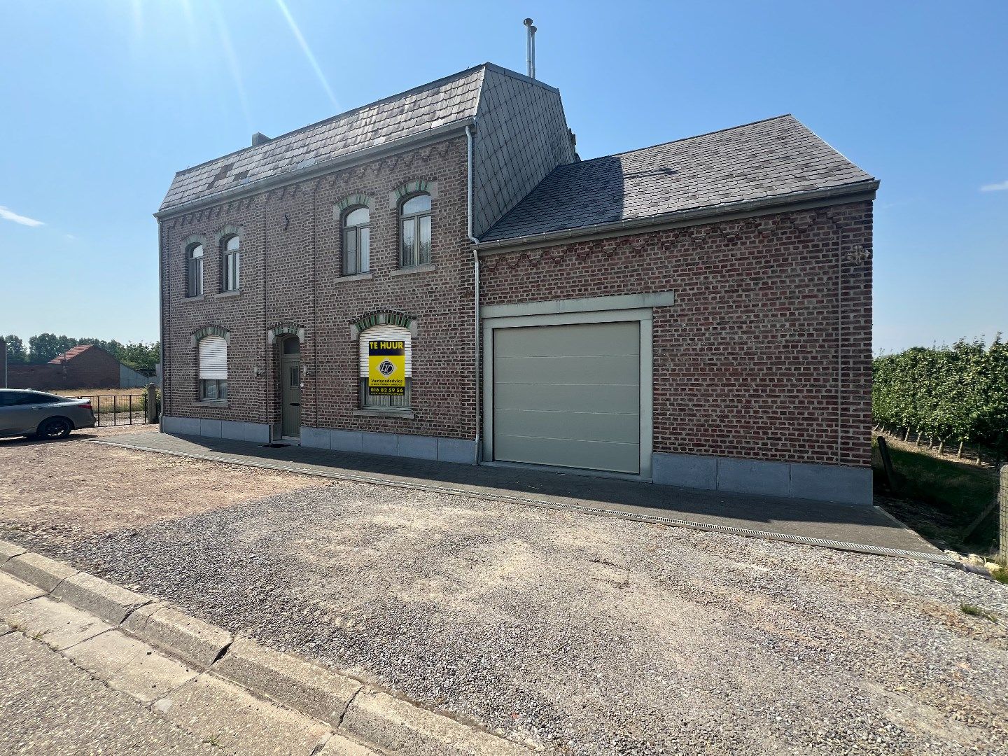 Opgefriste, ruime woning met 4 slpks, garage, carport, terras en tuin foto {{pictureIndex}}
