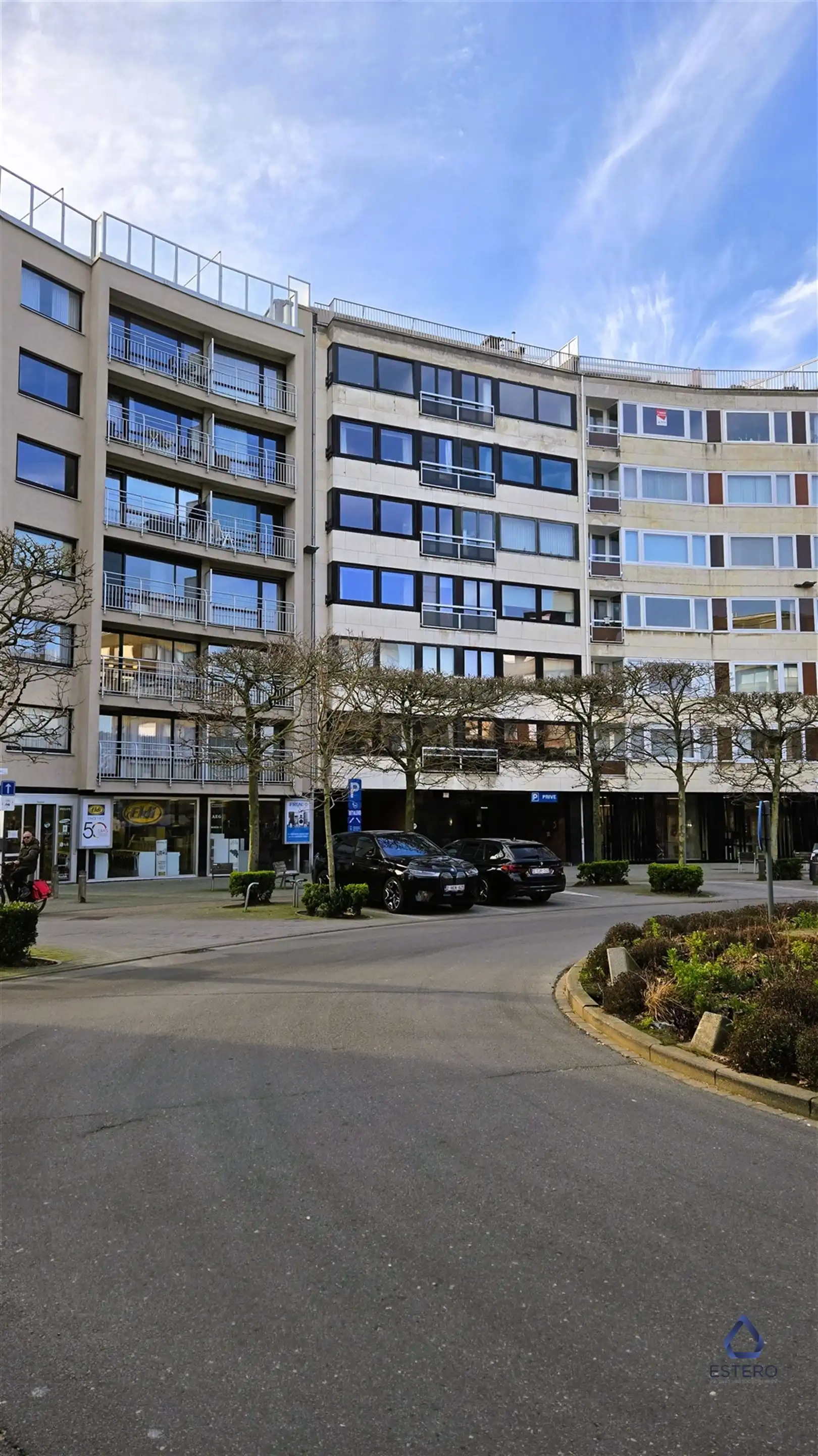 Volledig gerenoveerd met 2 slaapkamers, terras en parking foto 26