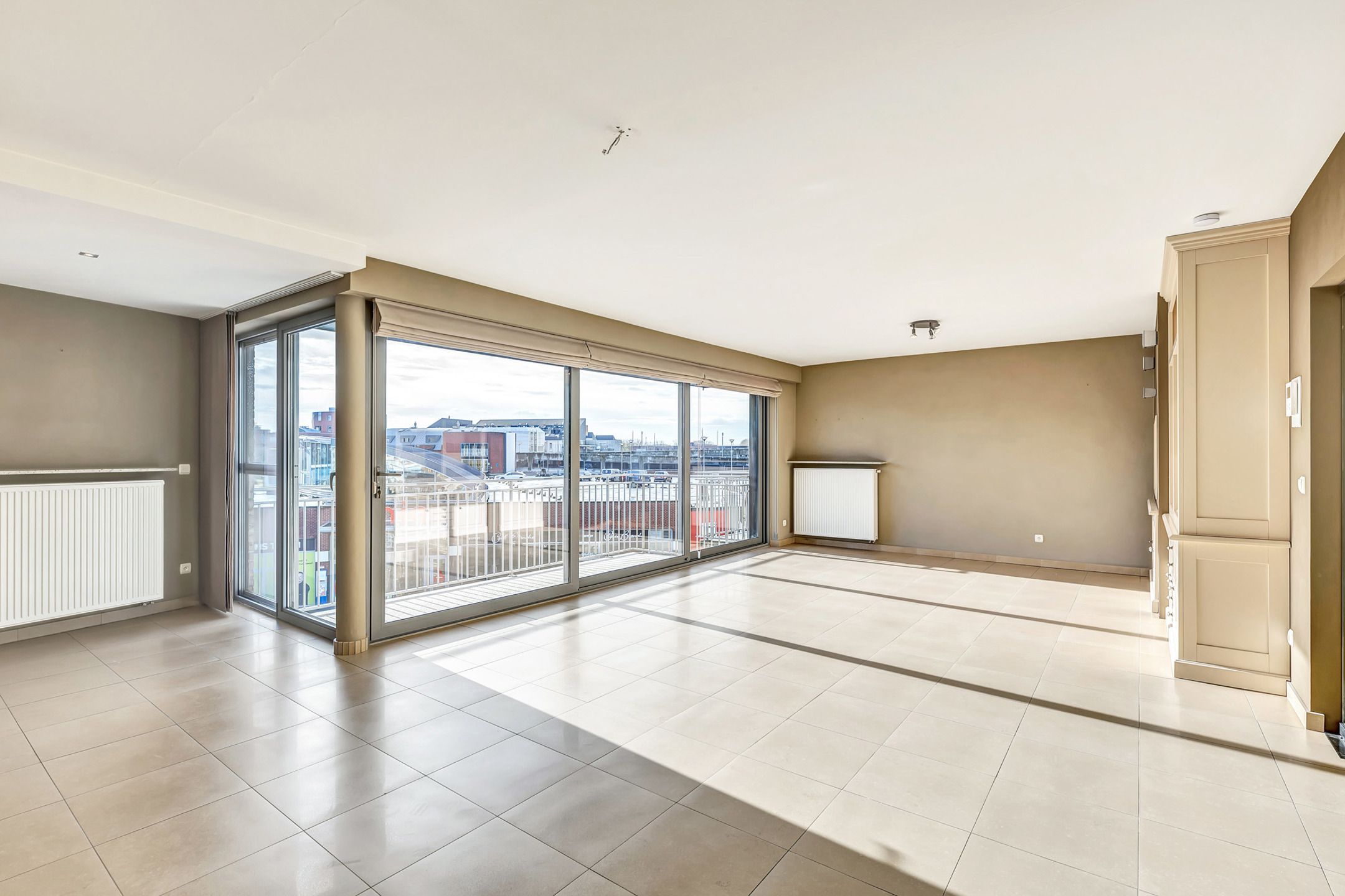 Instapklaar appartement met terras en garage op centrale ligging foto 2