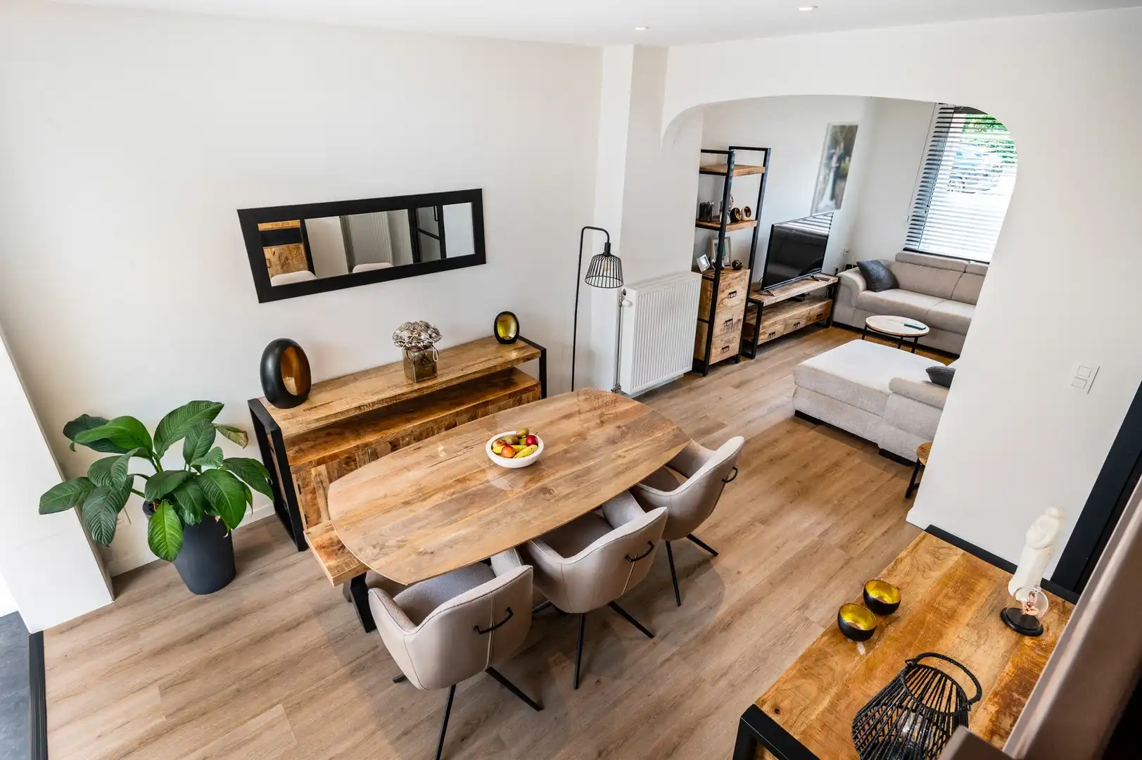Instapklare woning met veranda en tuin foto 11