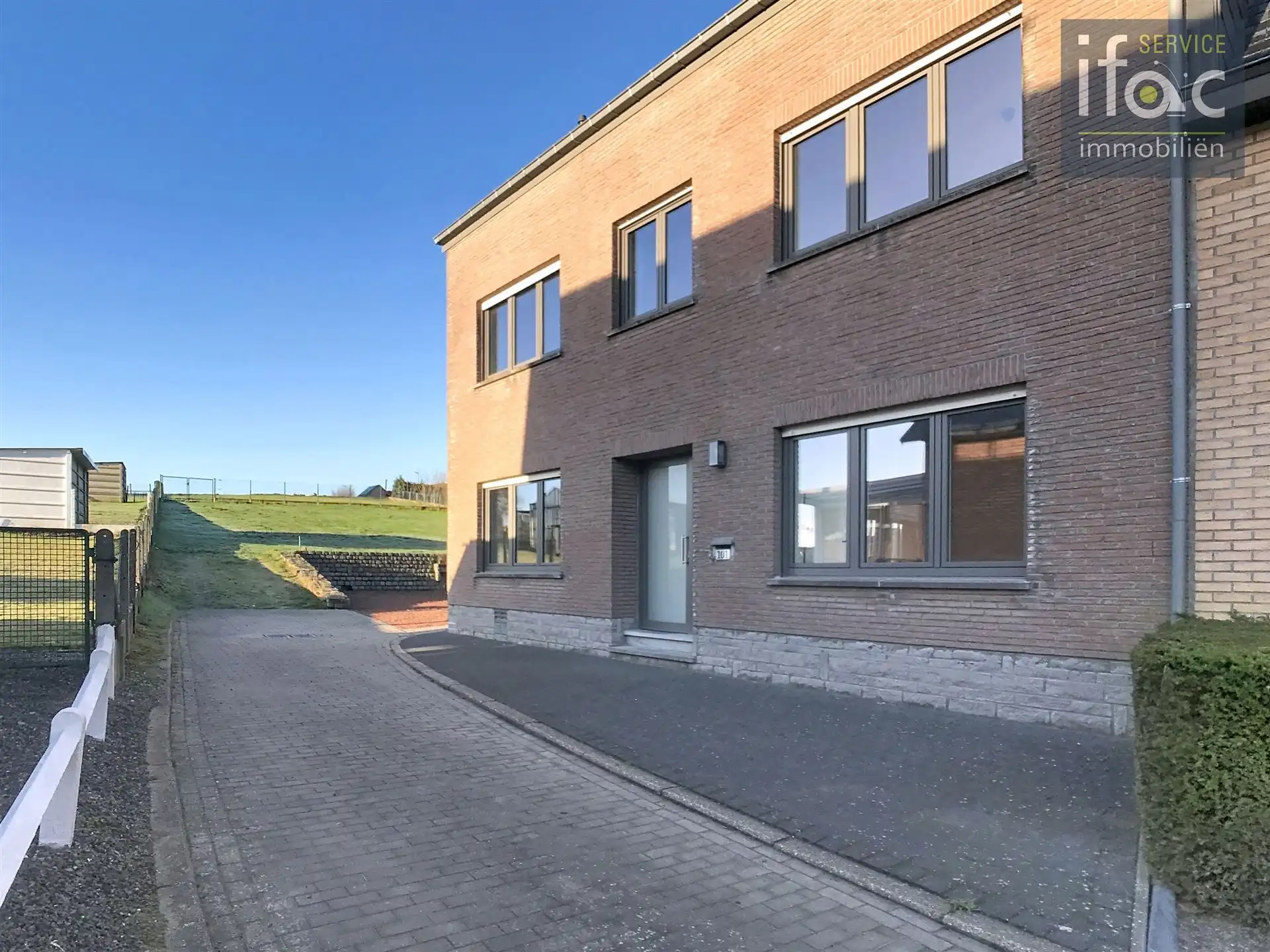 Huis met 4 slaapkamers, tuin en garage foto {{pictureIndex}}