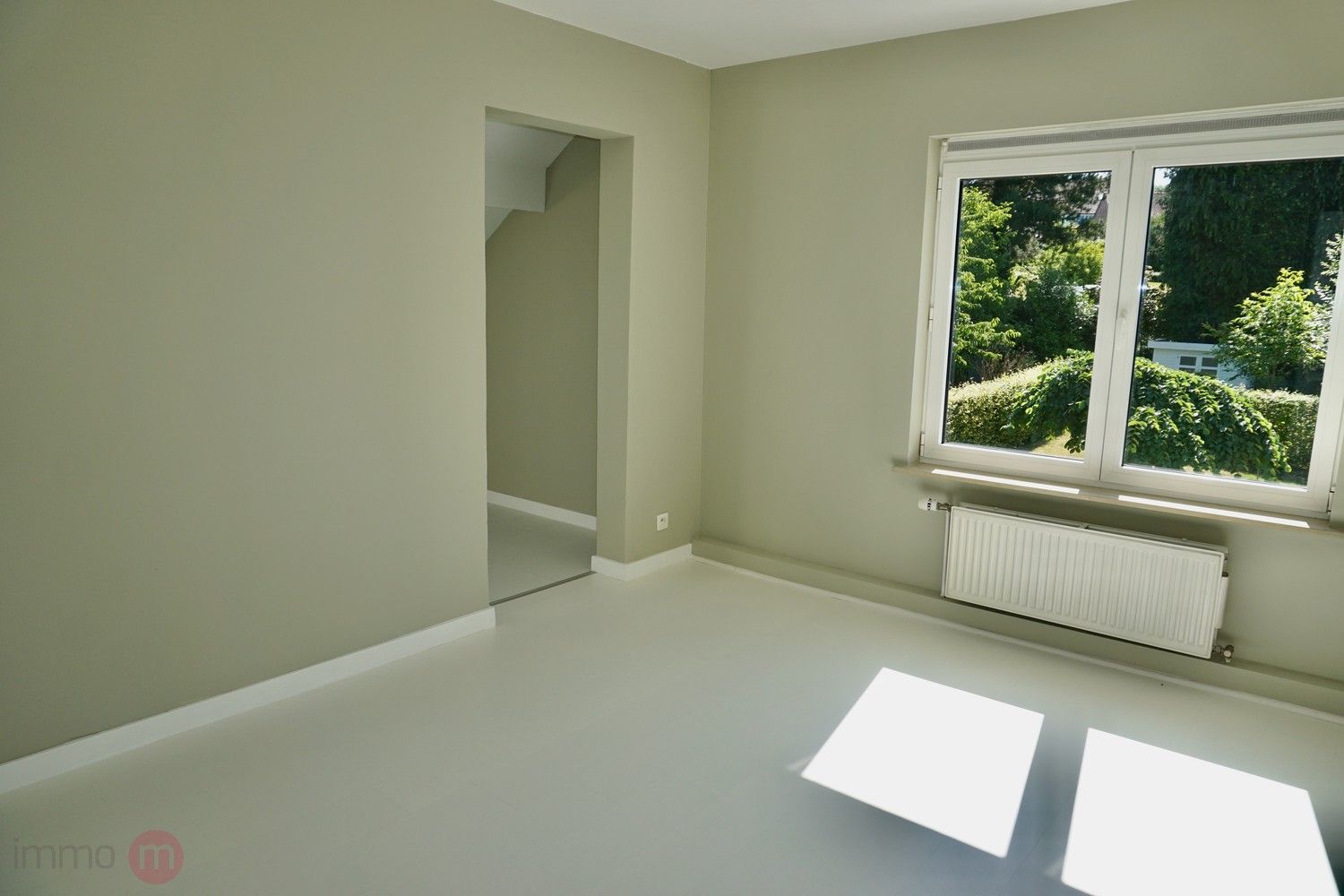 Ruime halfopen ééngezinswoning met 5 slaapkamers en een grote tuin. foto 18