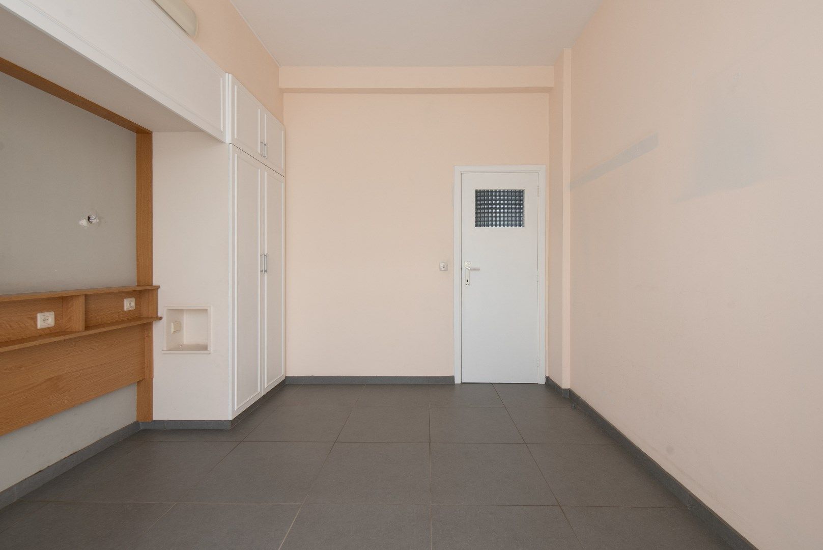 Instapklaar appartement op het gelijkvloers met prachtig zicht op zee. Gelegen aan de Zeedijk, op een toplocatie aan het strand. foto 9