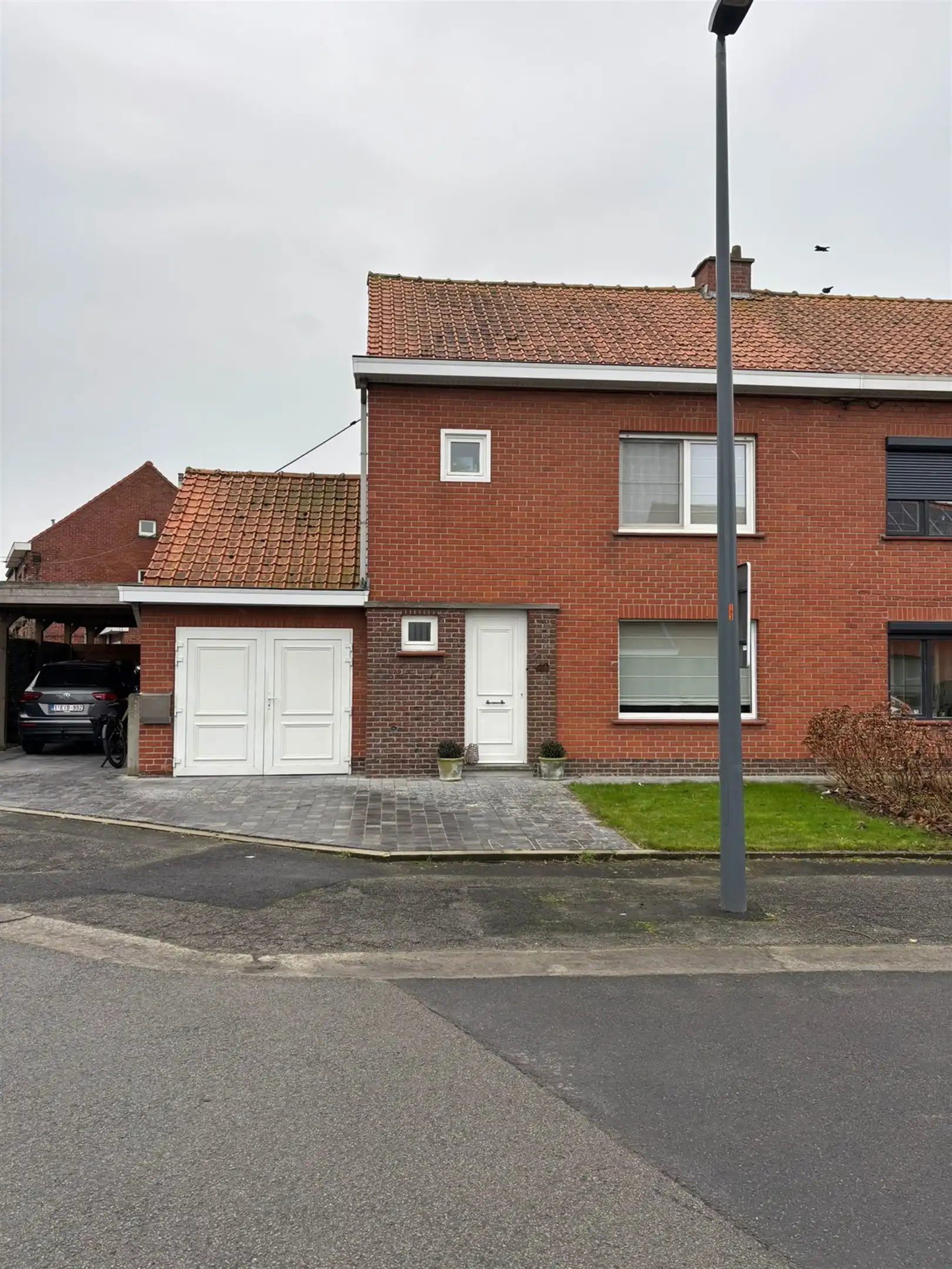 Halfopen bebouwing met 3 slpk's foto {{pictureIndex}}