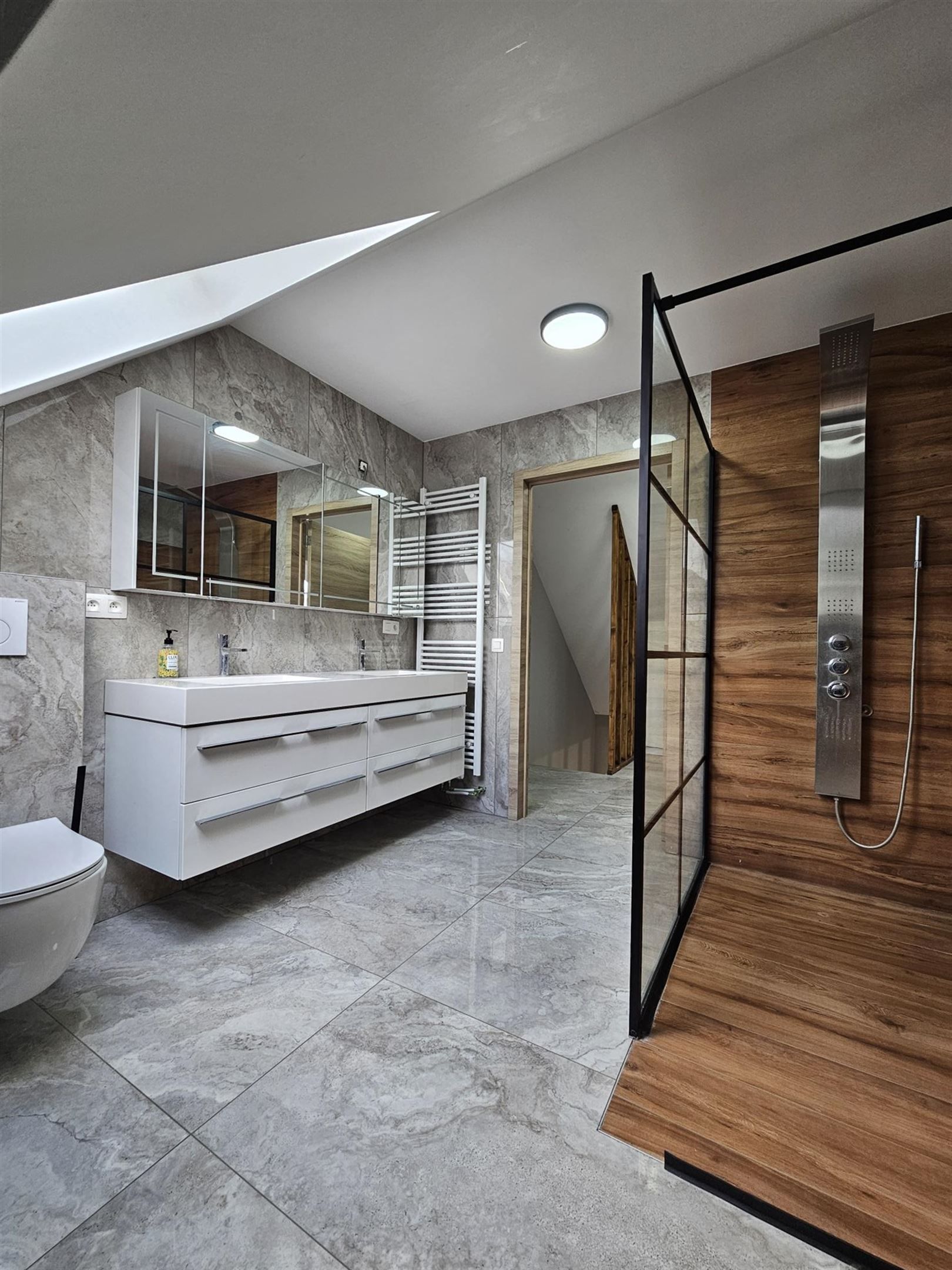 Modern ingerichte woning met optioneel aangrenzende bouwgrond. foto 12