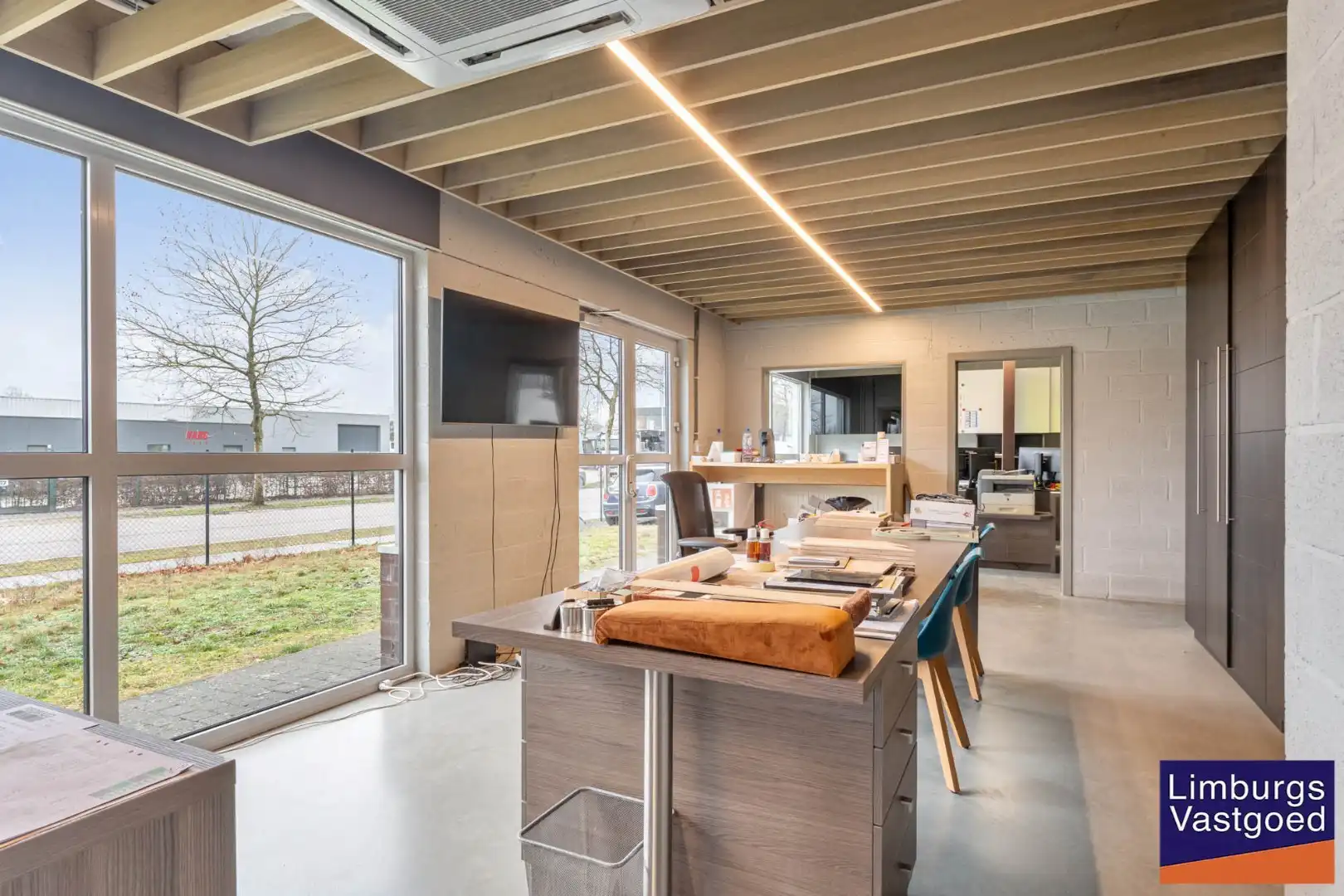 Industrieel gebouw,1.696m², met kantoren 120m² + appartement 120m², Genk-Zuid foto 14