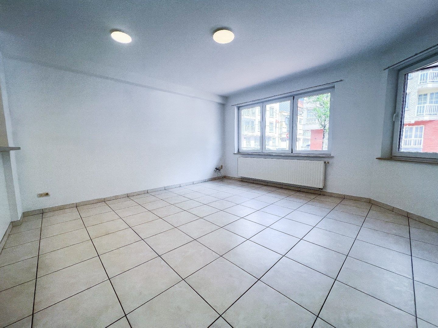  Ongemeubeld app. met parking gelegen op de Parmentierlaan in het centrum Knokke. foto 6