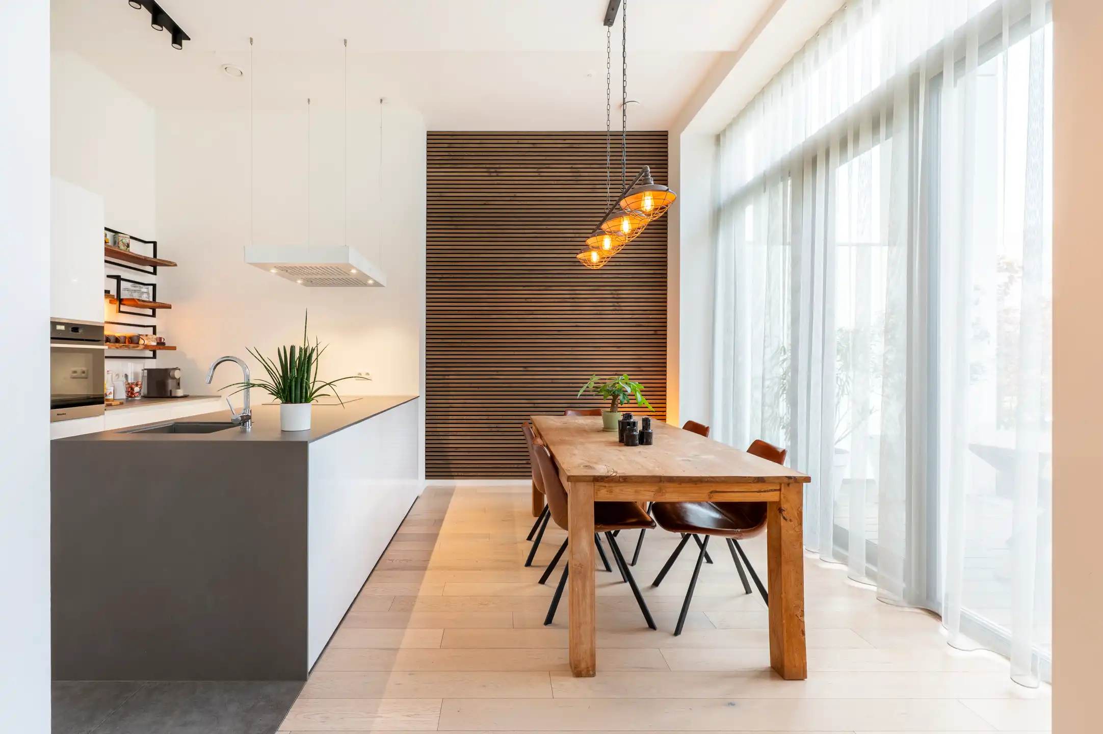 ANTWERPEN-ZUID. Huis met hoge plafonds en mooie lichtinval! foto 6