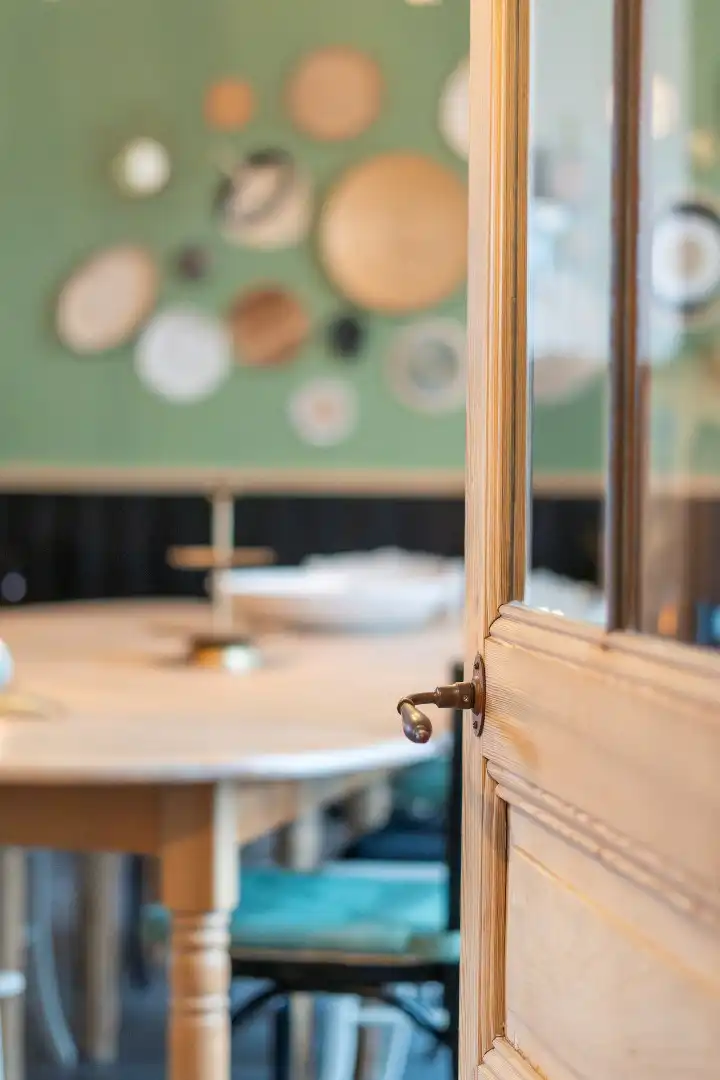 Charmante woning met o.a. 5 kamers en bureau foto 2