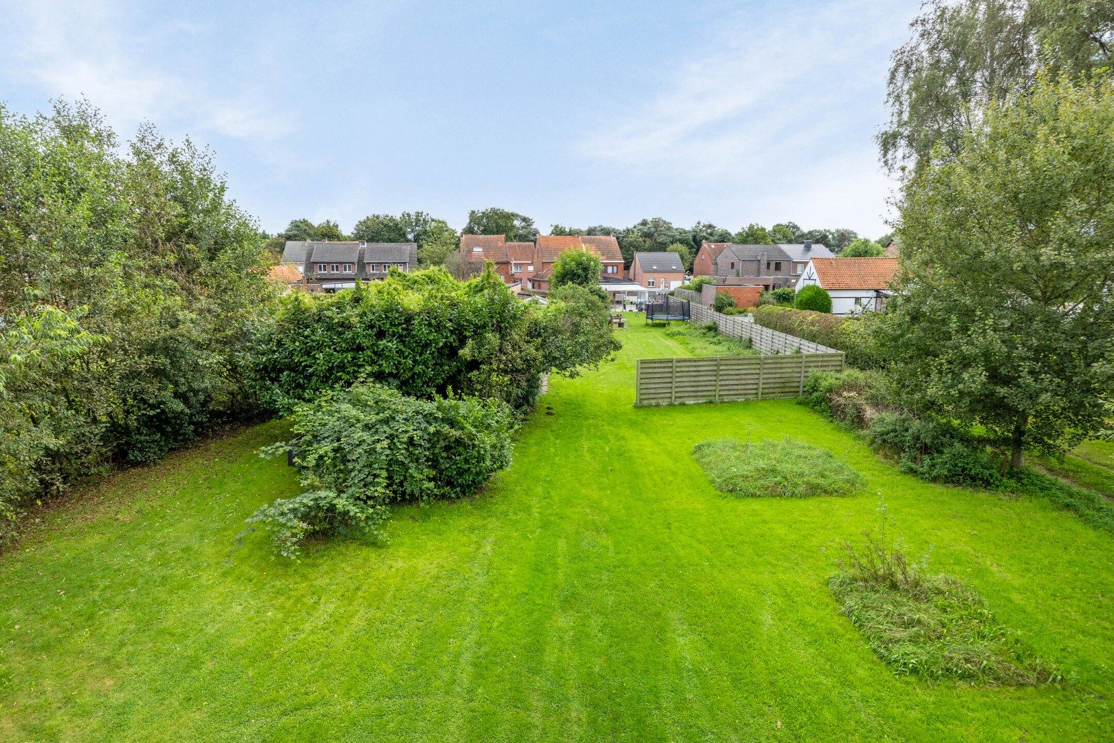 Gunstig gelegen op te frissen woning op een perceel van bijna 12are. foto 3