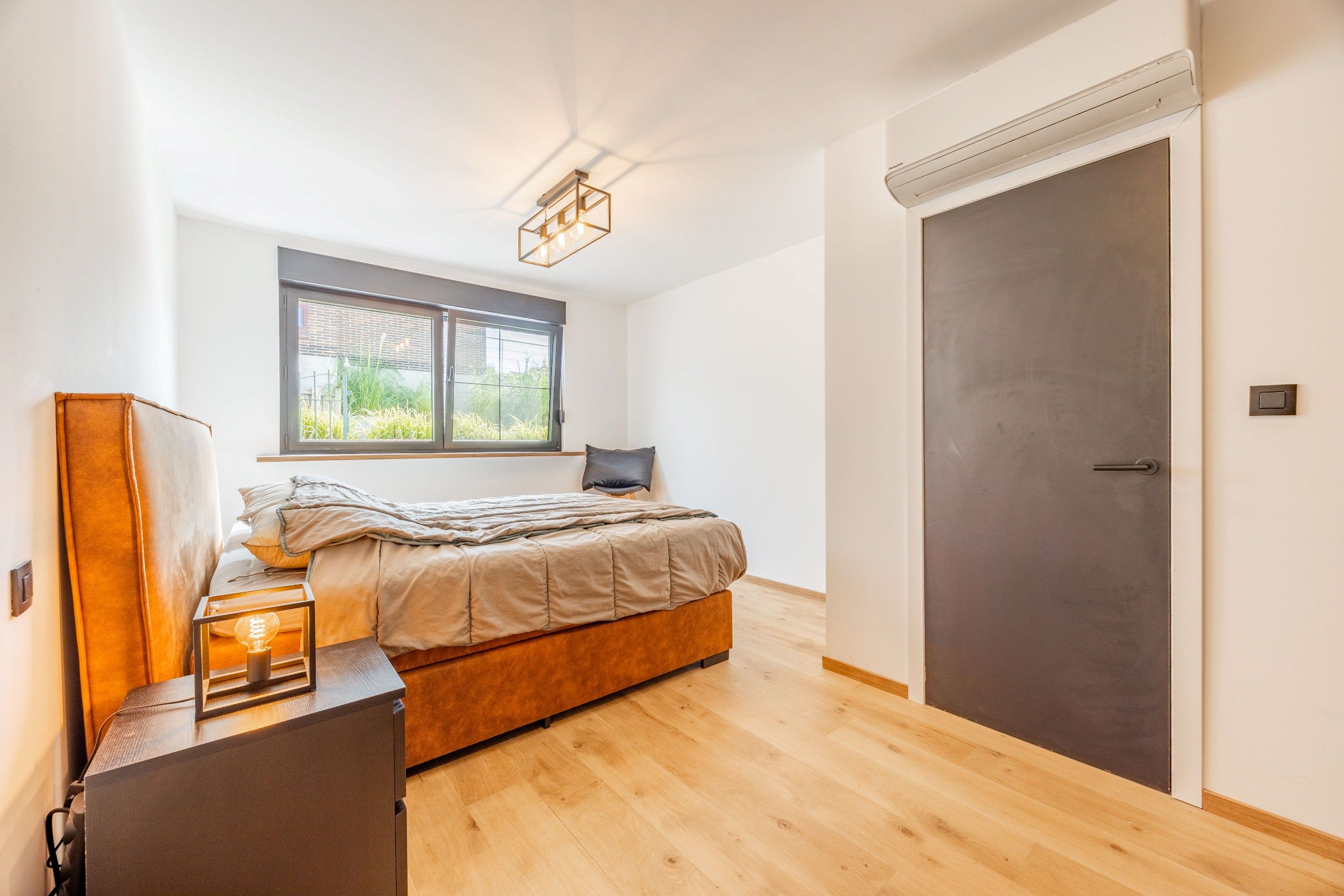 ALLEENSTAANDE GELIJKVLOERSE WONING MET MAGAZIJN EN COMMERCIELE RUIMTE foto 14