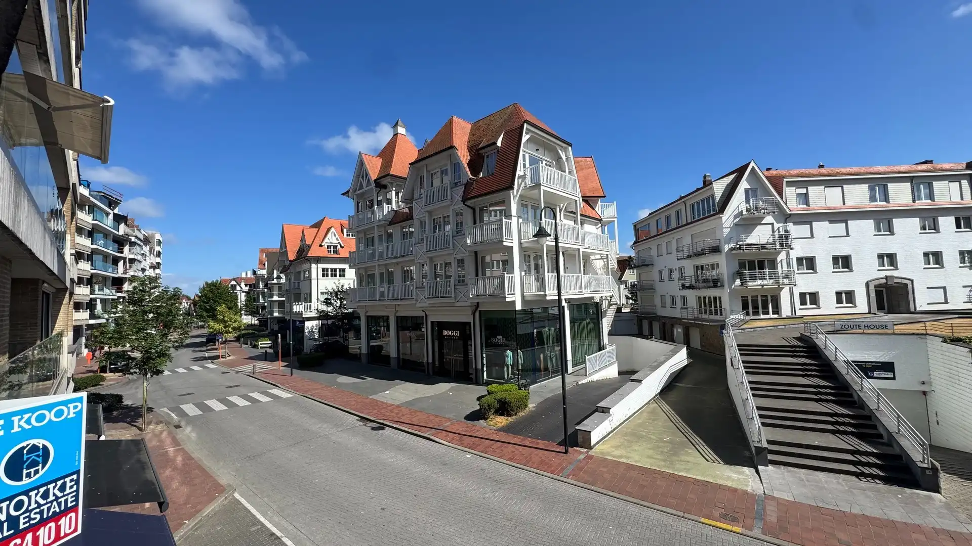Hedendaags appartement genietend van een open zicht, centraal gelegen op de Kustlaan in het Zoute. foto {{pictureIndex}}