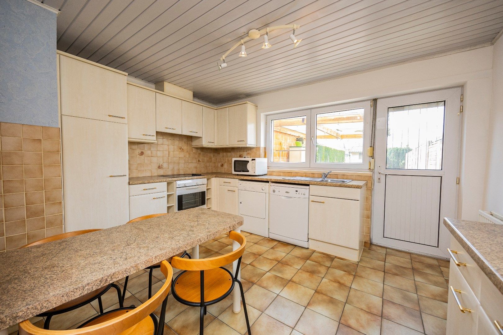 Te renoveren woning met 4 slpks en tuin te Huizingen foto 9