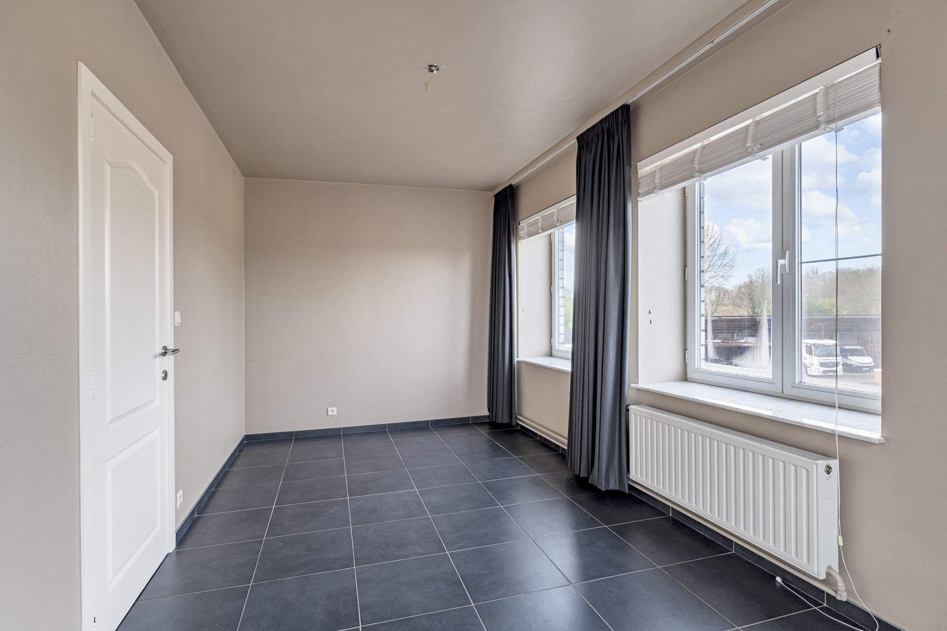 GEBOUW BESTAANDE UIT APP, 3 KANTOORVLOEREN & WERKPLAATS TE BILZEN. foto 9