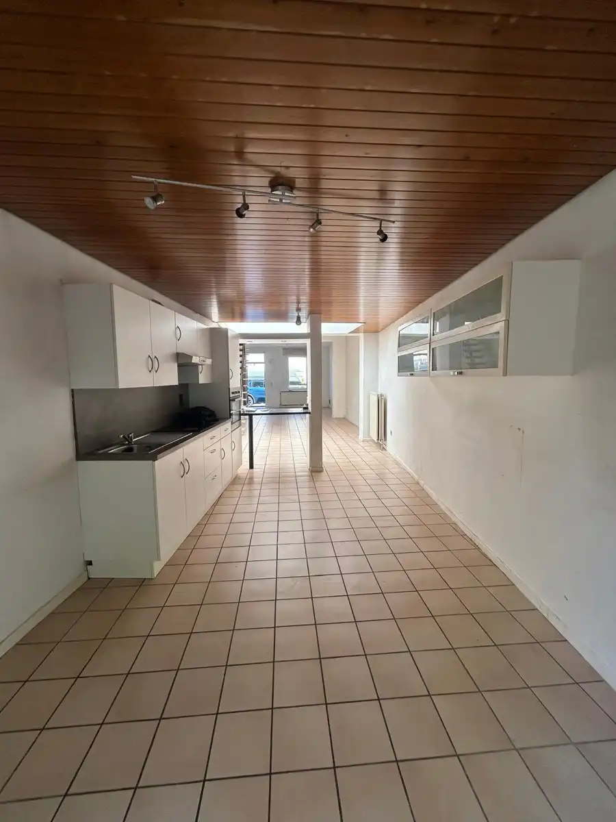 Op te frissen/ te renoveren woning nabij verbindingswegen foto 4