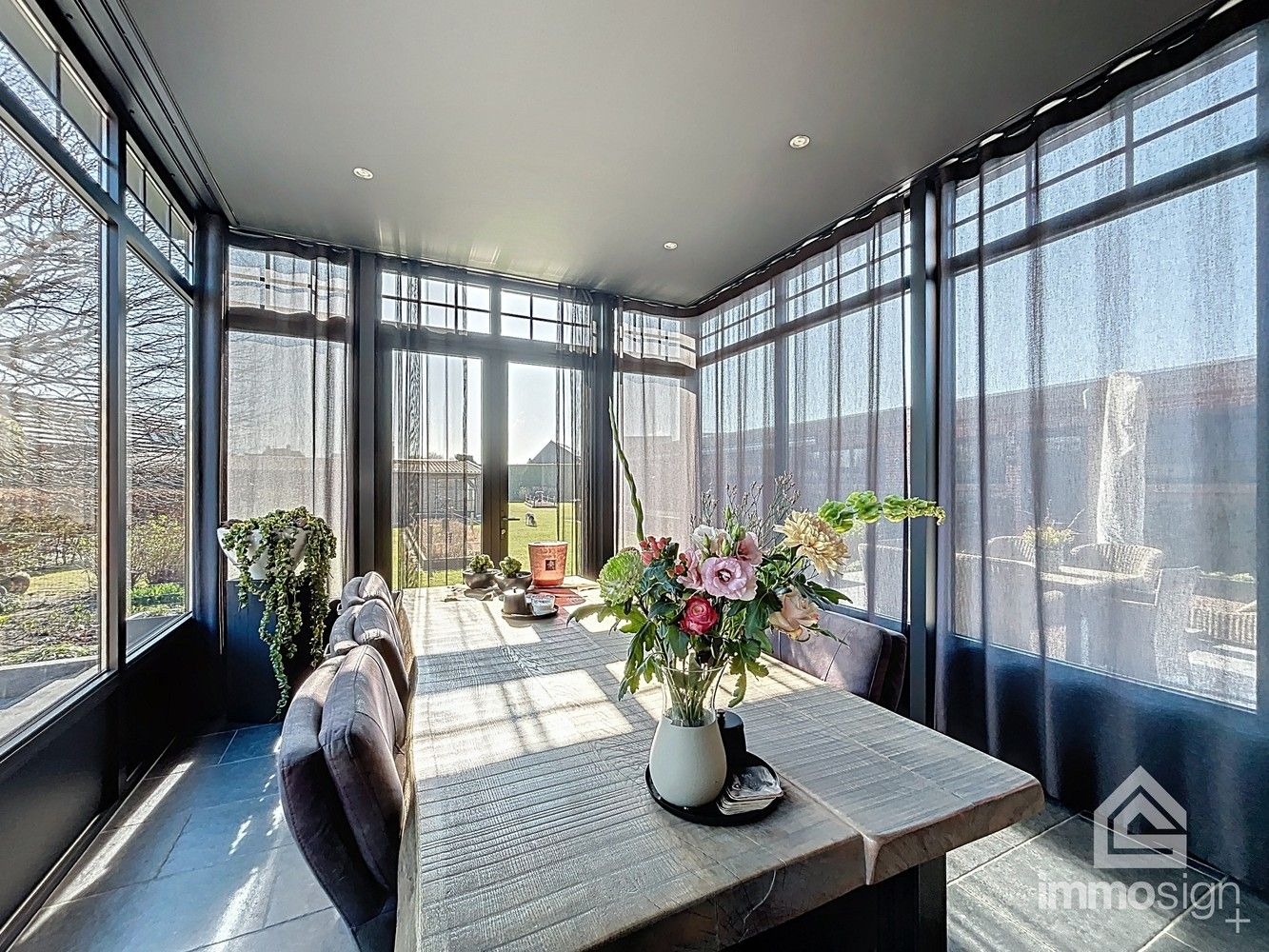 Exclusieve woning voorzien van dubbele garage en bedrijfshal op de Nederlandse grens foto 6