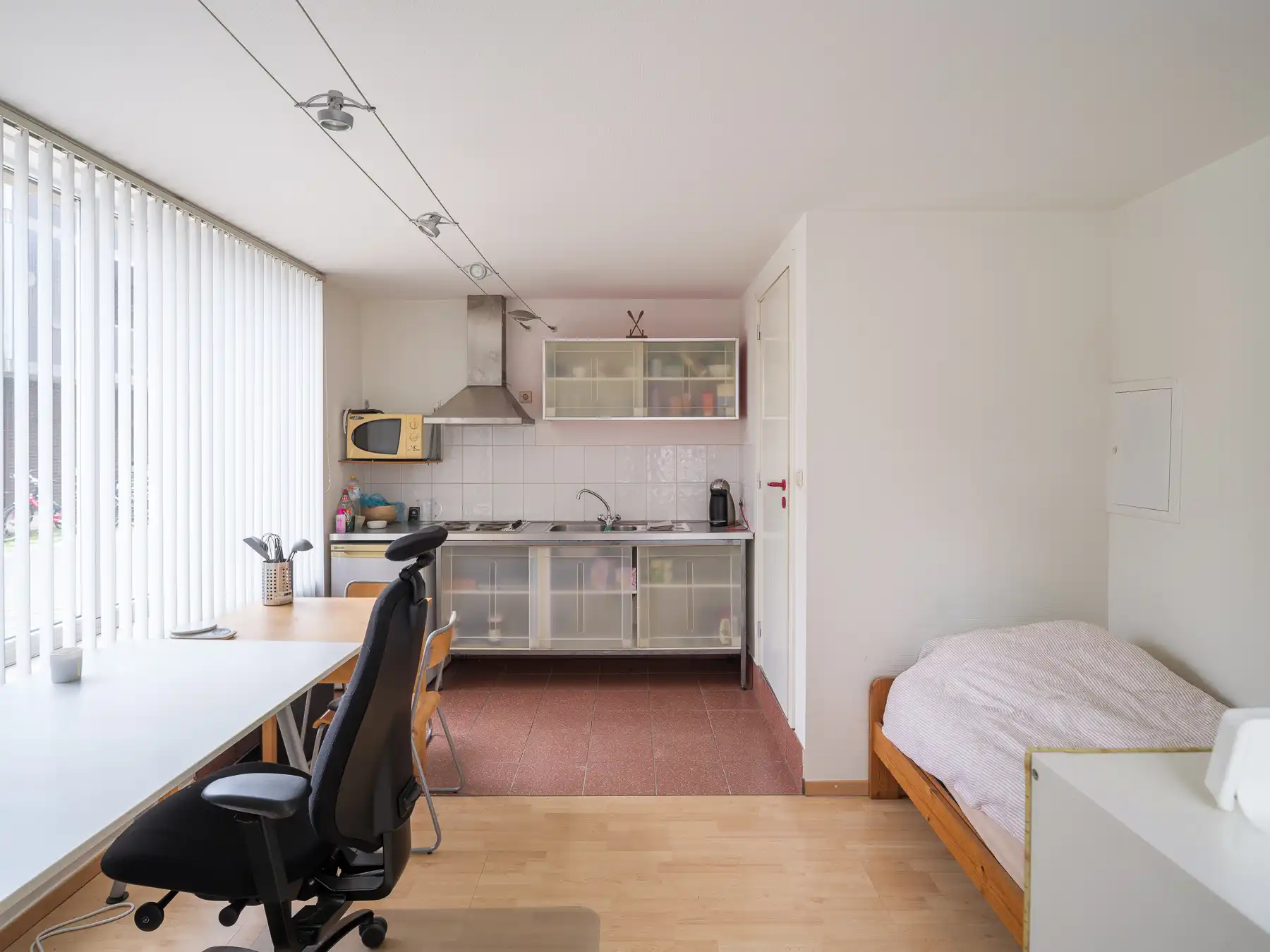 Lichtrijke studio op gewilde locatie foto 2