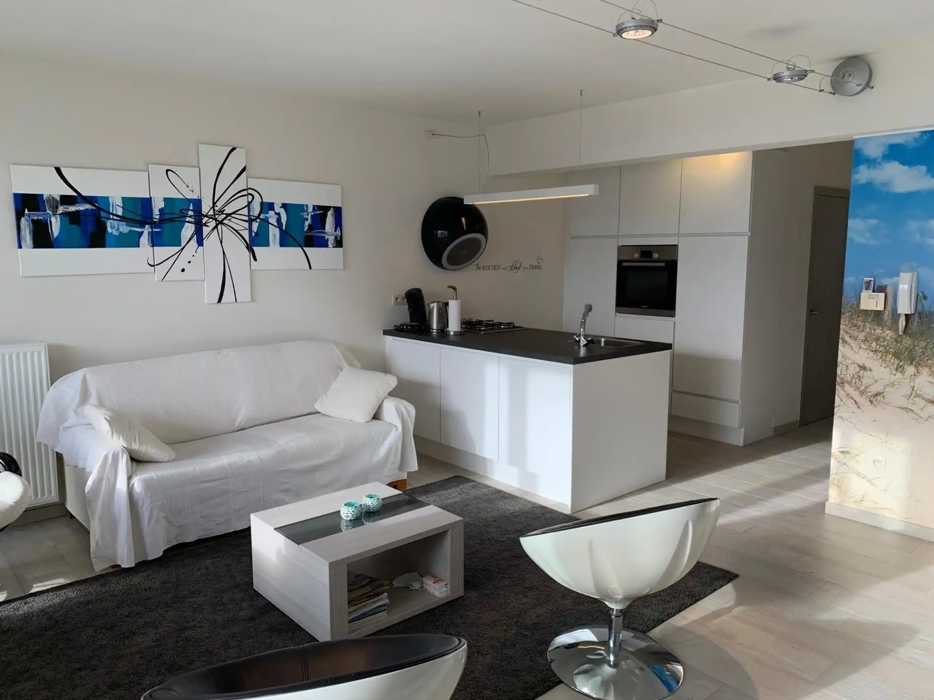 Prachtig gerenoveerd en gemeubeld appartement, vlak aan zee! foto 3