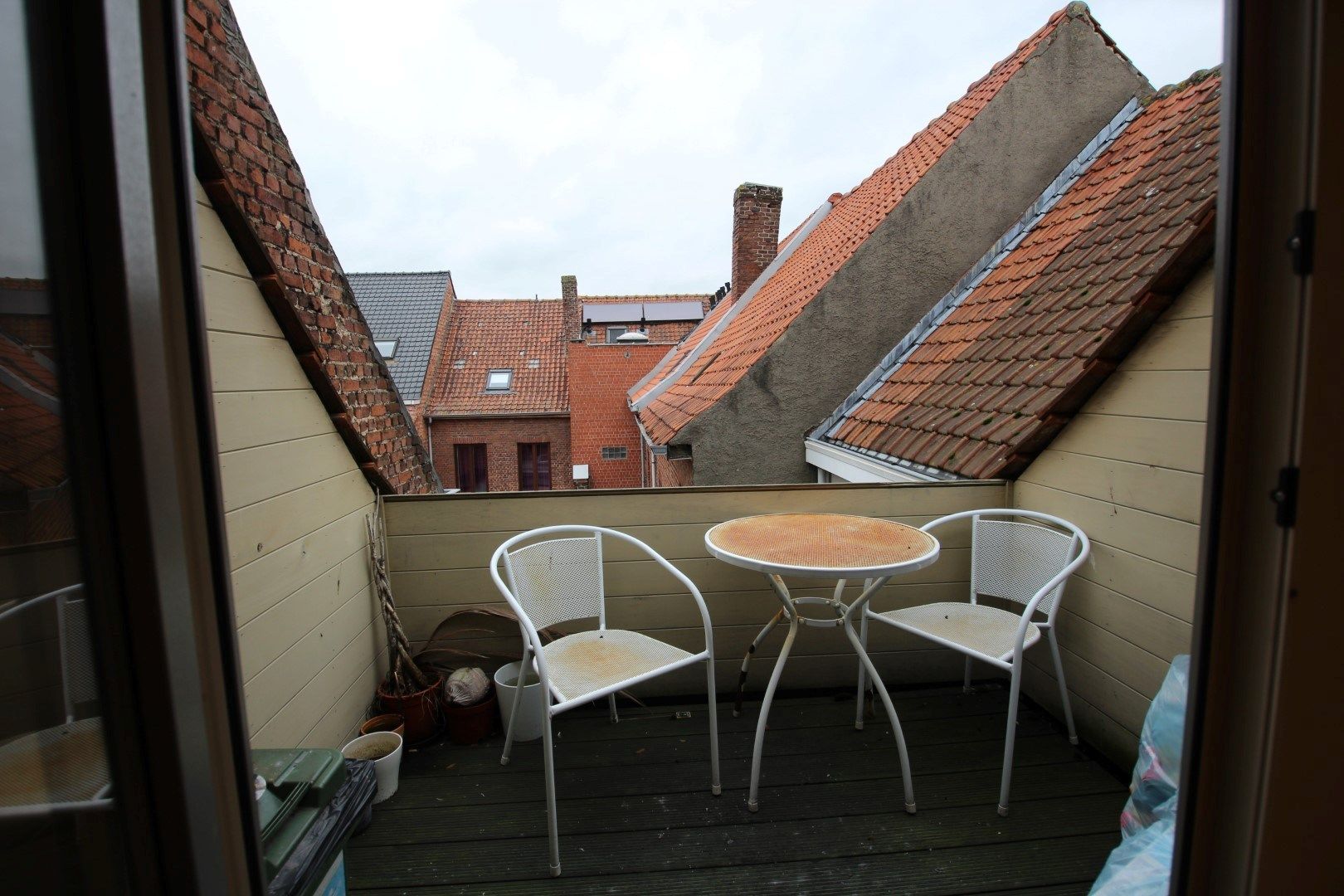 OPBRENGSTEIGENDOM BESTAANDE UIT HANDELSGELIJKVLOERS EN 2 APPARTEMENTEN foto 2