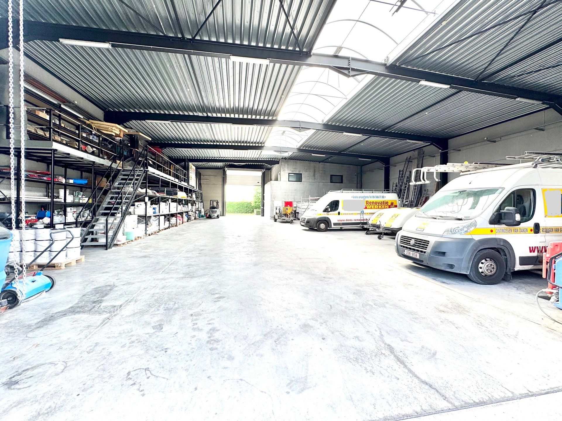 MAGAZIJN MET BURELEN IN KMO ZONE INDUSTRIE foto 11