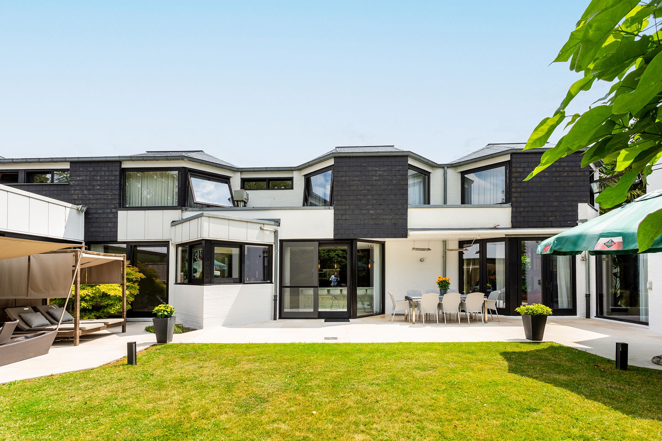 Topgelegen architectenwoning met ruim tuin en binnenzwembad. foto 49