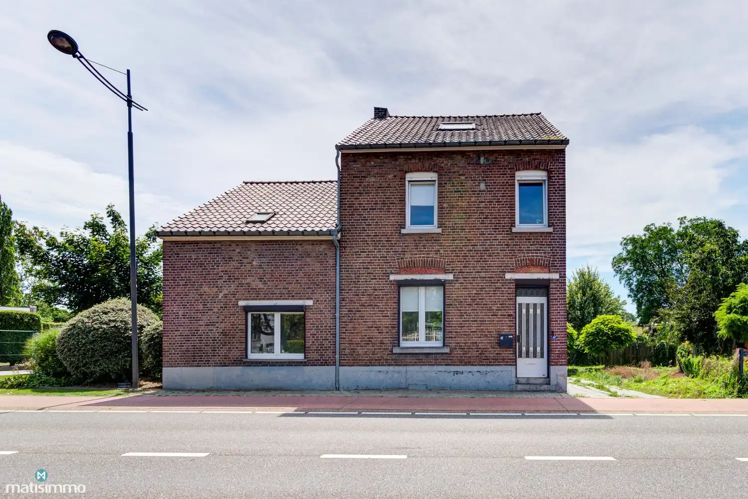 RUIME GEZINSWONING MET 2 SLAAPKAMERS EN VEEL BERGRUIMTE NABIJ HET CENTRUM TE BILZEN foto {{pictureIndex}}