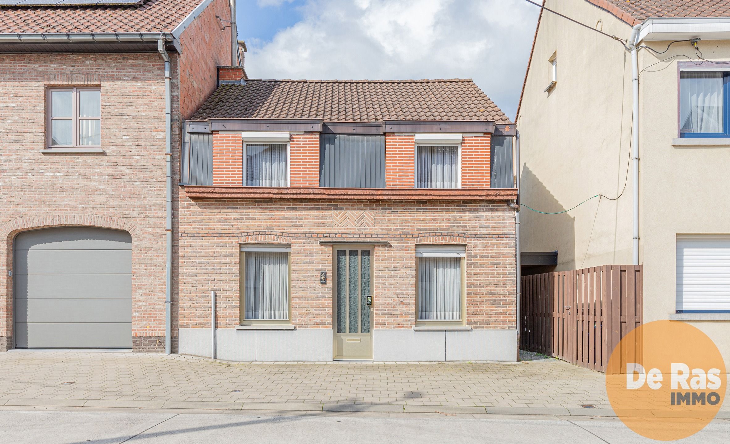 LEDE - Centraal gelegen, te renoveren rijhuis foto 1