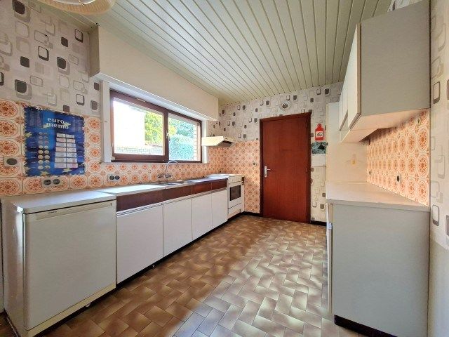 Ruime rijwoning met garage en tuin foto 5