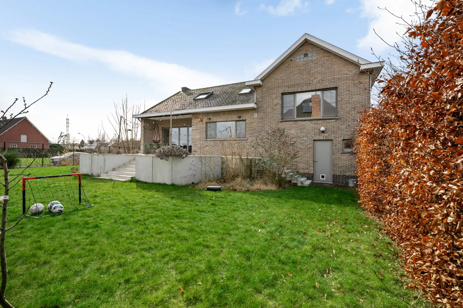 Villa met 5 slpk, 2 badkamers, ruime tuin, garage en kelder foto 4