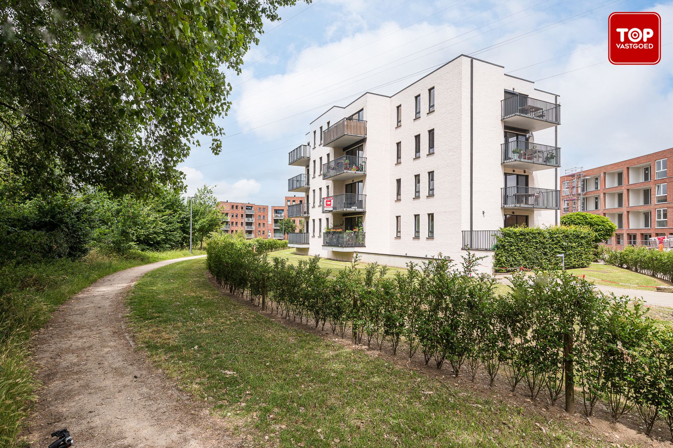 Instapklaar 1-slaapkamer appartement met autostaanplaats en fietsenberging.  foto {{pictureIndex}}