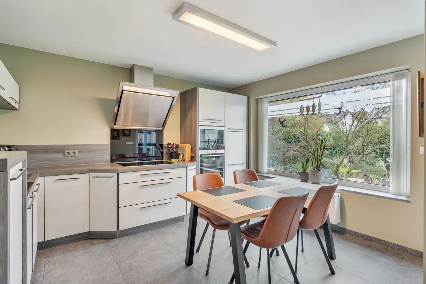 Zeer goed onderhouden en praktisch ingedeelde gezinswoning met 4 slaapkamers en prachtige tuin. foto 14