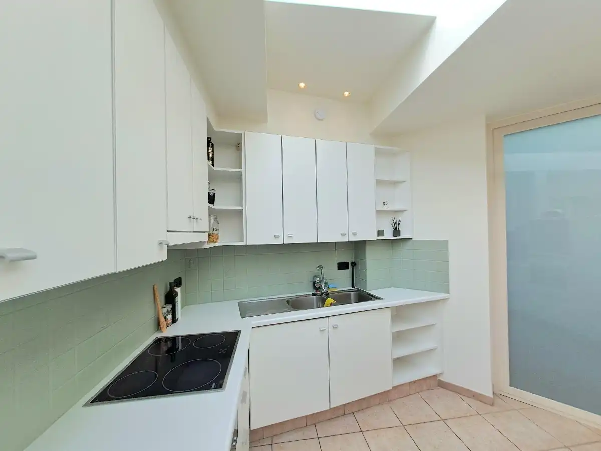 Lichtrijk gelijkvoers appartement met tuin en 2 slaapkamers en garage foto 12