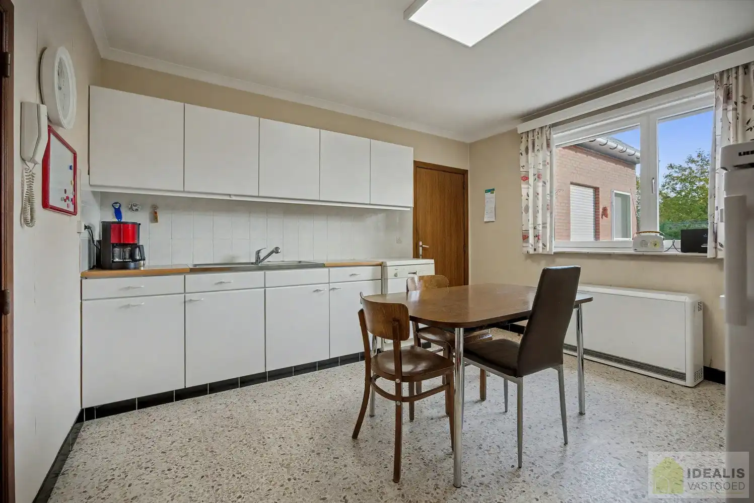 IDEALIS VASTGOED - Nabij het groen gelegen woning met een bewoonbare oppervlakte van + -125m² op een perceel van 7a59ca! Het betreft een zeer centraal gelegen woning t.o.v. grote steden als Leuven, Brussel, Antwerpen en Hasselt die vlot bereikbaar zijn door de nabijheid van de E313 en E314. Uitermate geschikt voor kandidaten op zoek naar een te renoveren woning in de groene omgeving van Linkhout!! foto 11