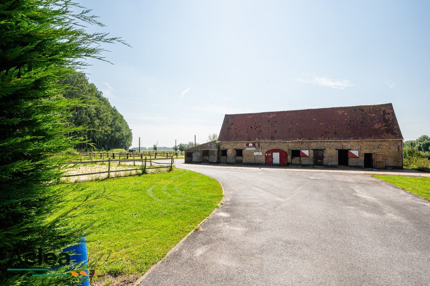 Unieke karaktervolle hoeve met manege op 12.121m² foto 9