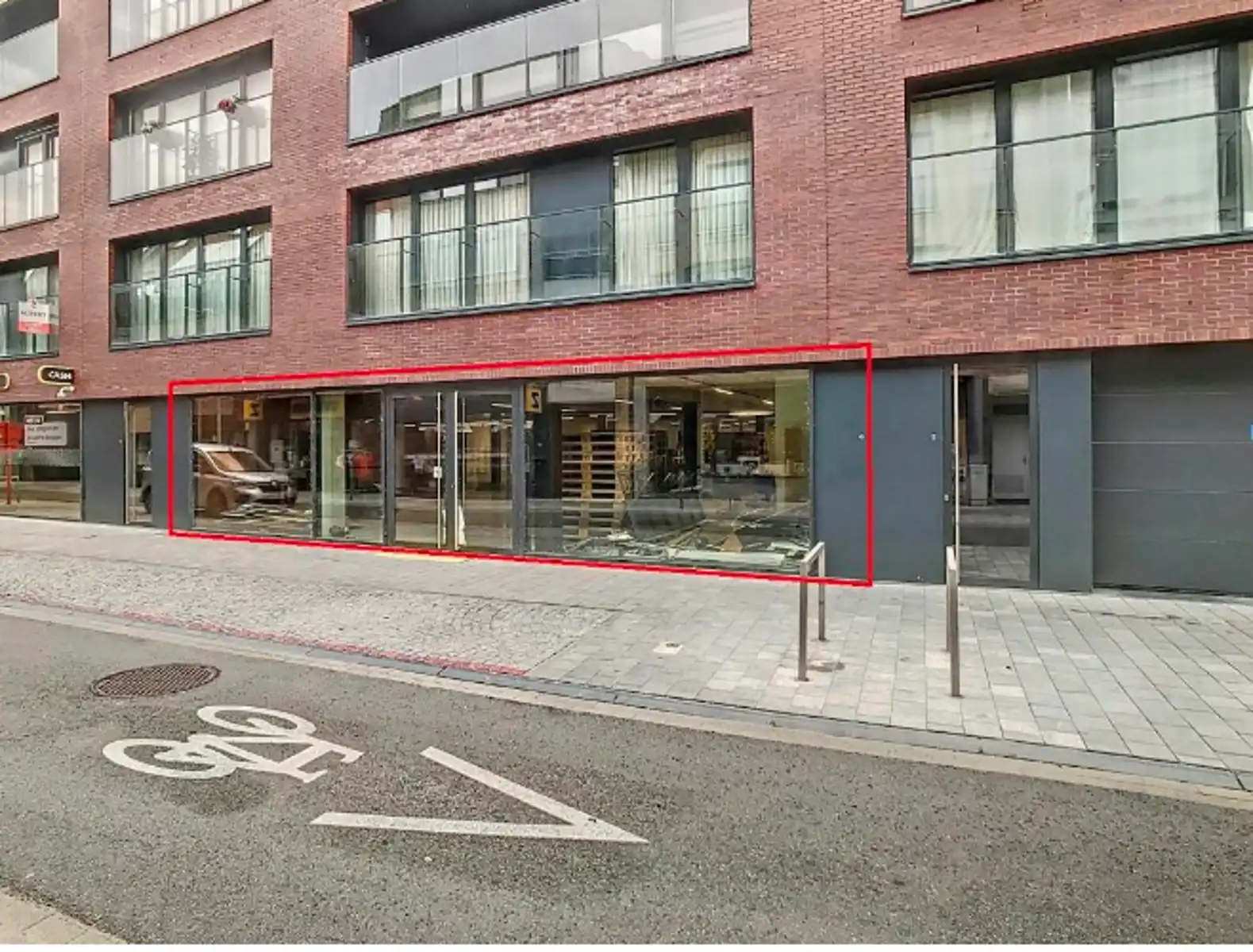 Handelsruimte 1.200 m² te huur in topstraat Izegem foto {{pictureIndex}}