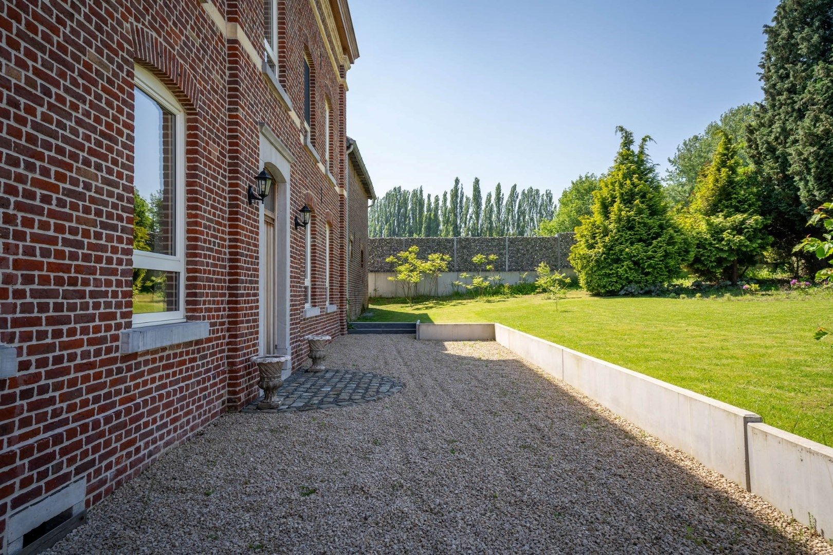 Prachtig gerestaureerde instapklare vierkantshoeve op 29a77ca in de dorpskern van het mooie landelijke Alt-Hoeselt foto 3