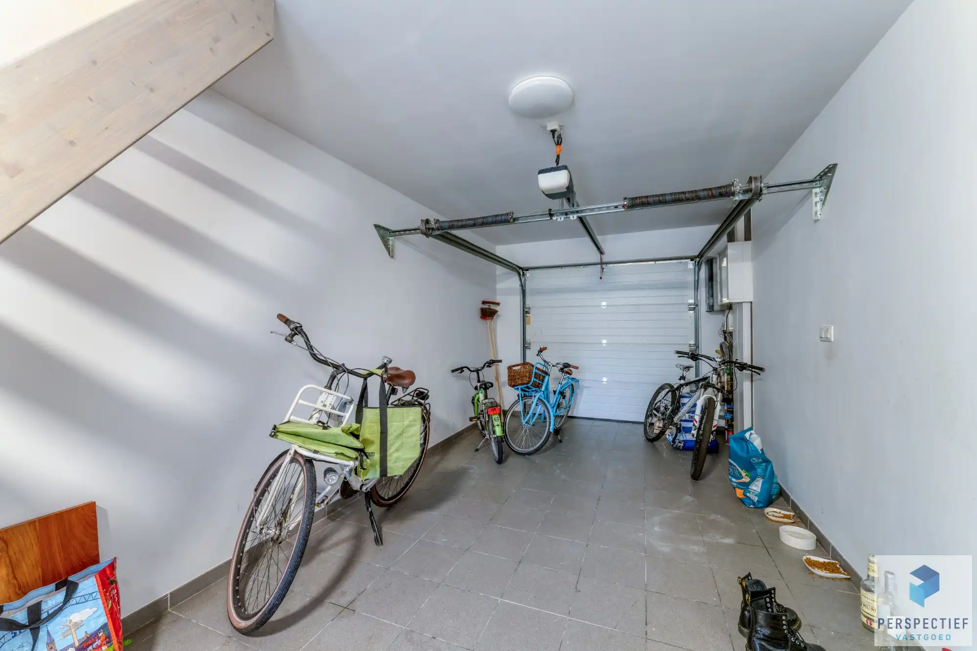 Ruime gerenoveerde woning met 4 slpk, grote tuin en garage foto 12