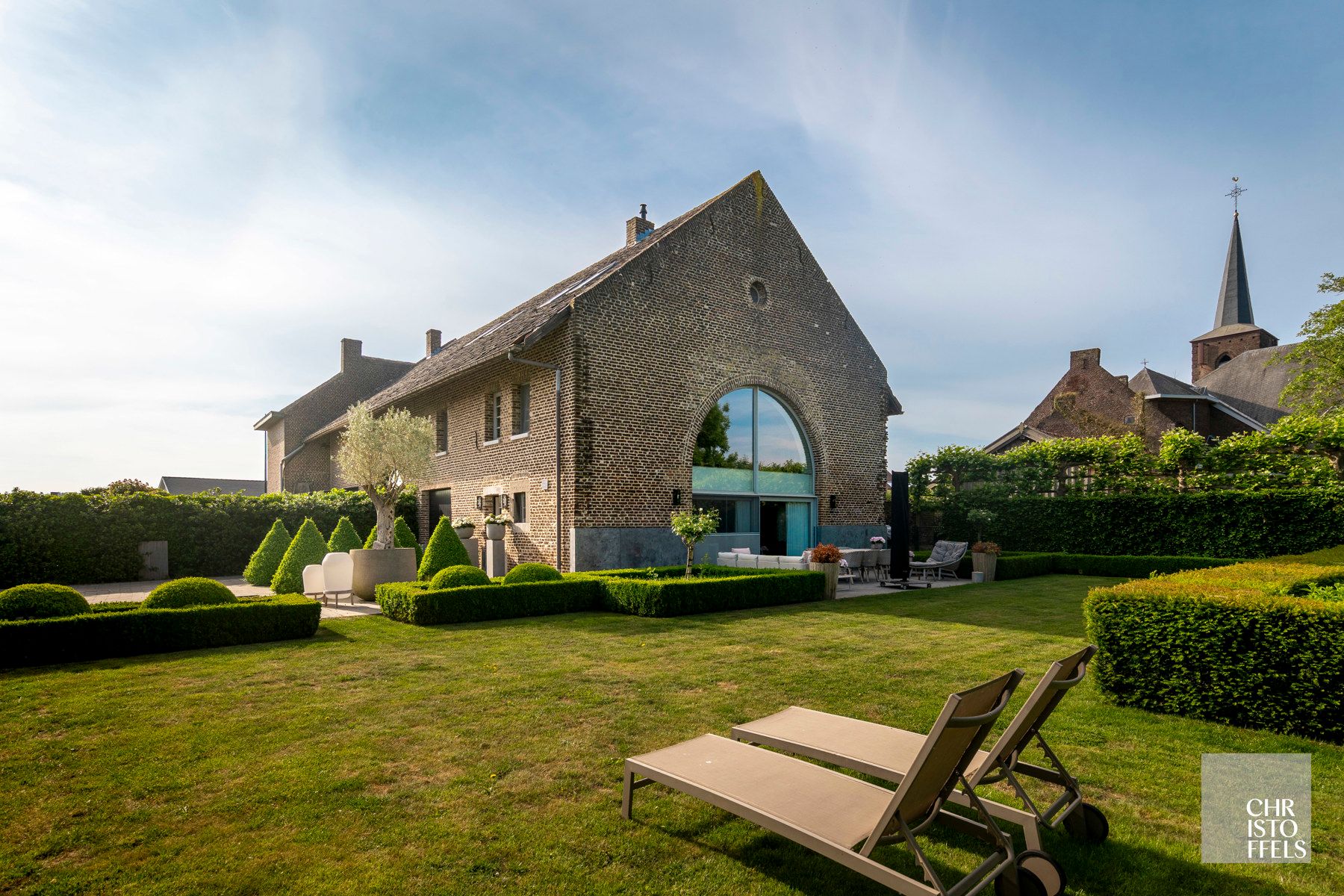 Tijdloze elegantie achter een authentieke gevel – volledig gerenoveerde woning van 303m² foto {{pictureIndex}}