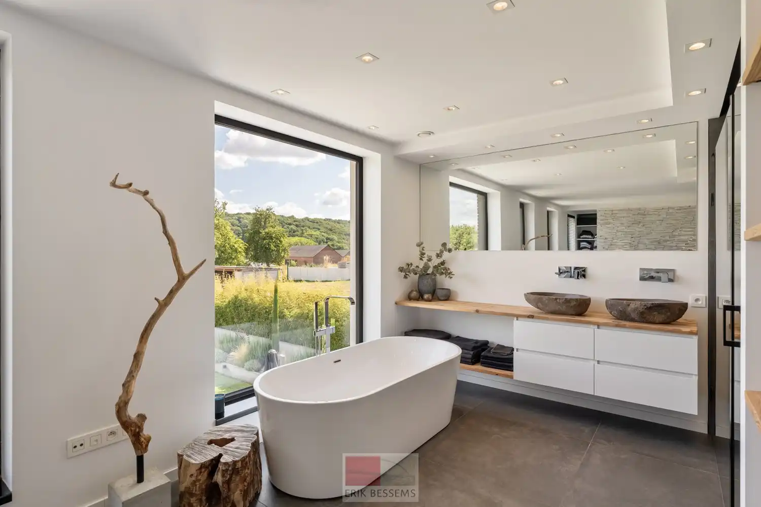 Op een royaal perceel van circa 910 m² ligt deze moderne en energiezuinige woning van circa 177 m² bewoonbare oppervlakte, met een weids panorama over het Limburgse Heuvelland. foto 23
