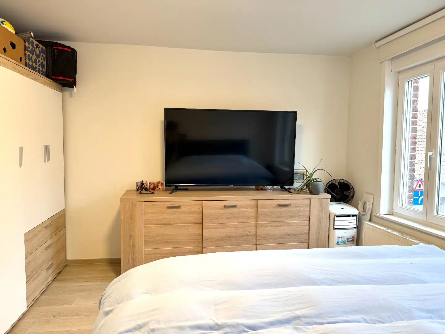 Instapklare brede rijwoning met herenhuisallure, garage en zonnige tuin te Kooigem foto 18