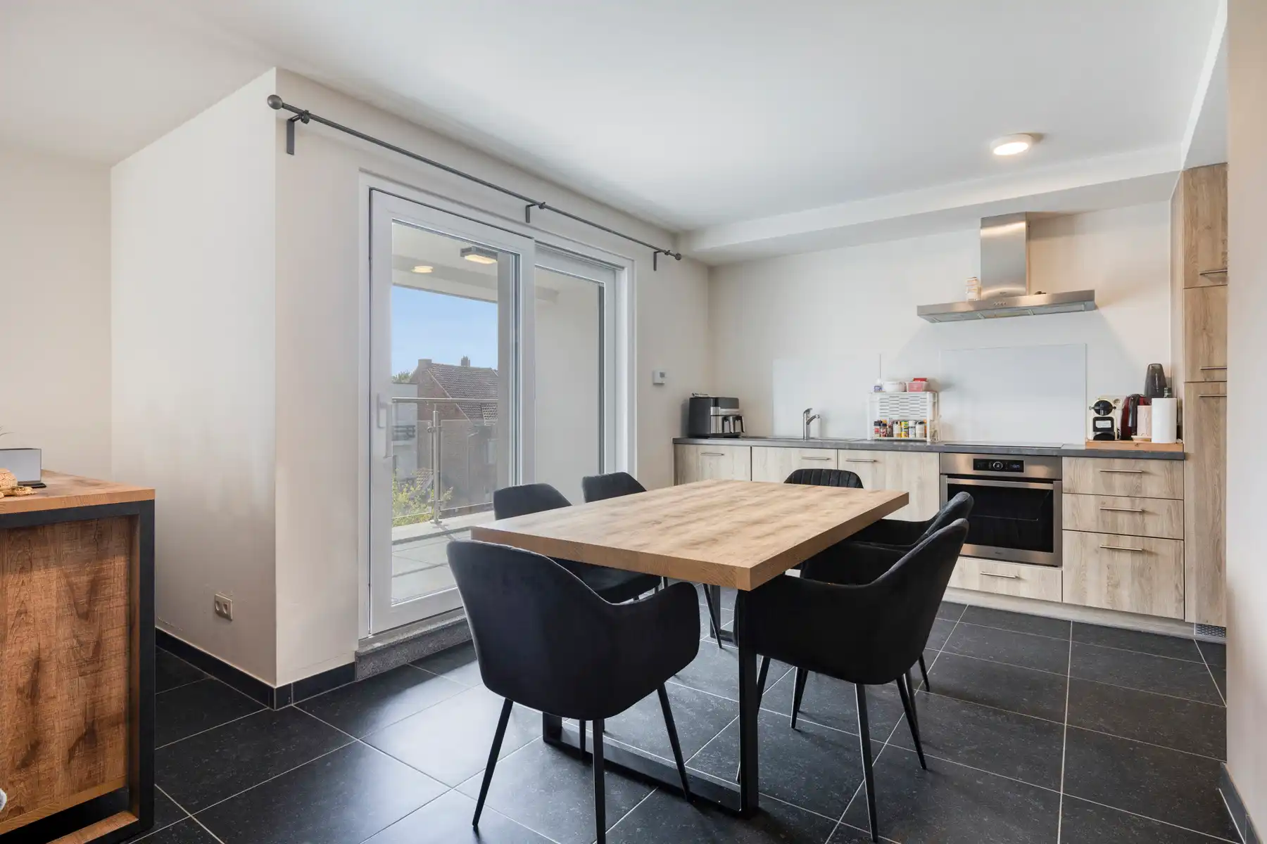 Instapklaar appartement met terras, 2 slpks en staanplaats  foto 4