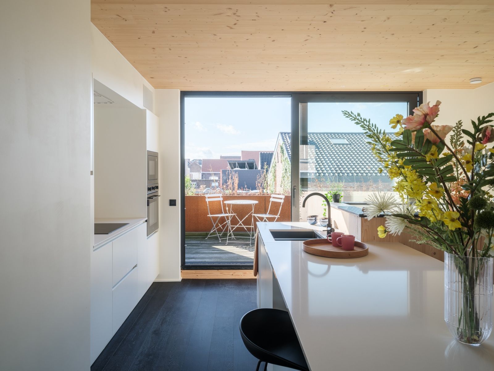 Lichtrijk gerenoveerde duplex vlakbij Gent centrum foto {{pictureIndex}}