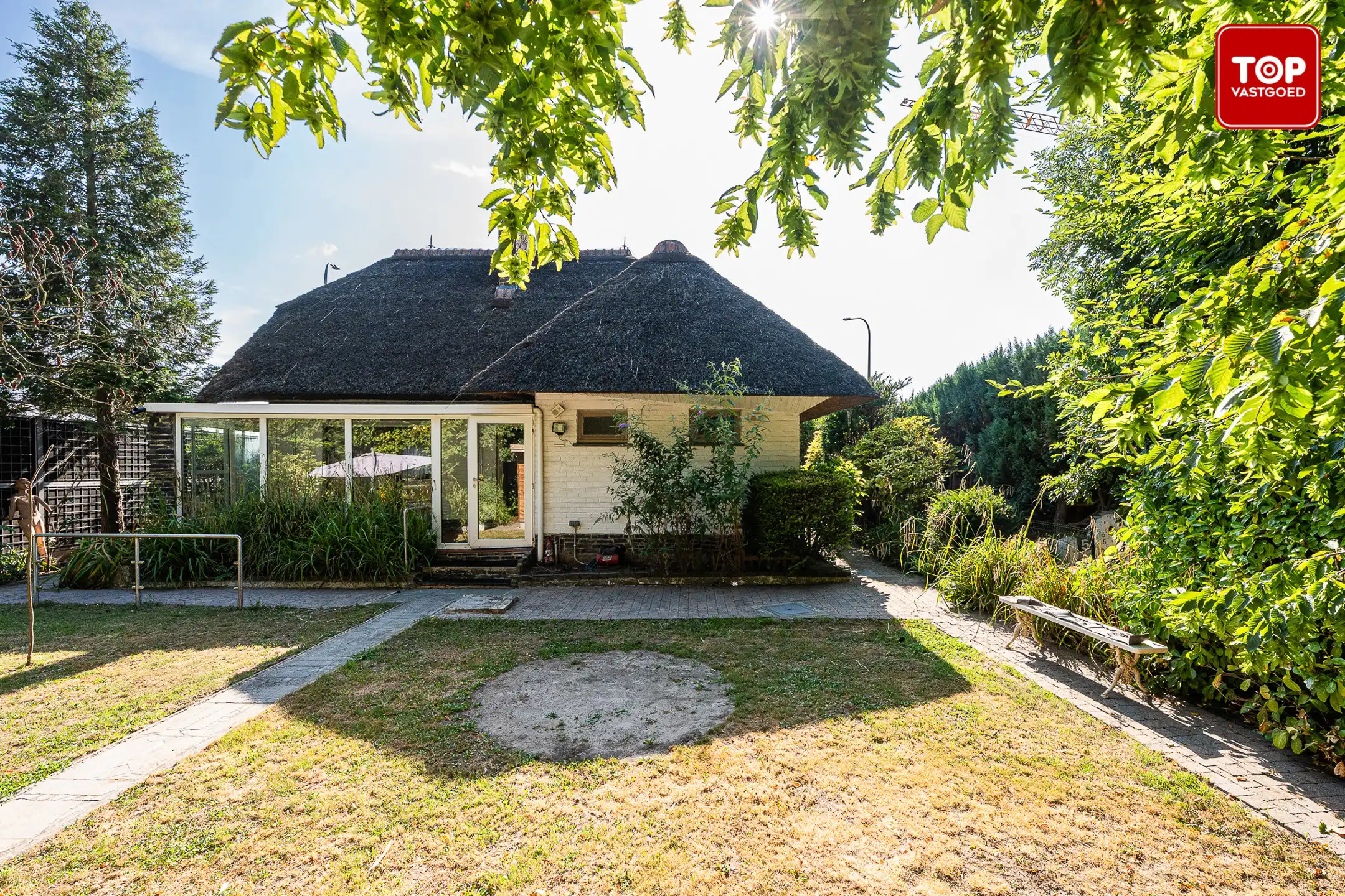 Charmante te renoveren woning met karakter en strooien dak foto {{pictureIndex}}